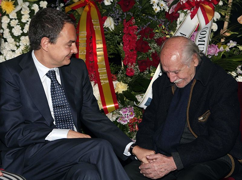 Fotografía de archivo de Manuel Alexandre junto al presidente del Gobierno José Luis Rodríguez Zapatero, durante el funeral de Fernando Fernan Gómez, en noviembre de 2007.