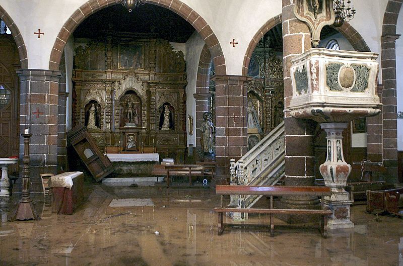 Interior de la iglesia de La Concepción de la capital tinerfeña inundada tras desbordarse el barraco de Santos.