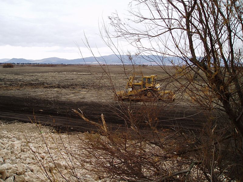 Máquina compactando el terreno del ojillo, uno de los primeros donde ha llegado el agua de la tubera