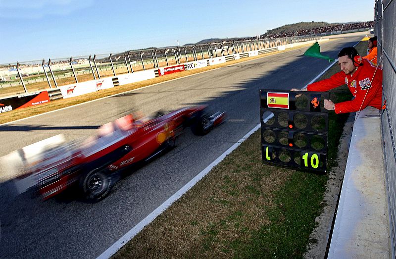 El piloto español de la escudería Ferrari Fernando Alonso rueda por la pista del Circuito Ricardo Tormo de Cheste.