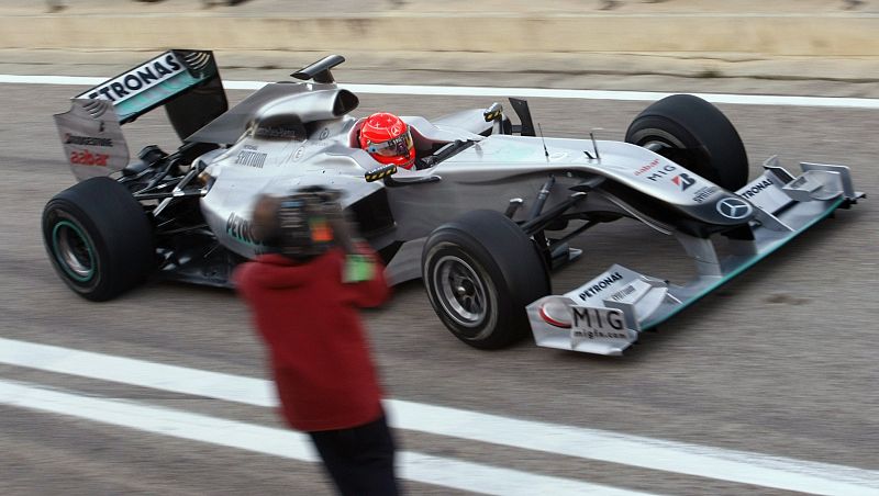 Michael Schumacher rueda con su Mercedes GP en el circuito de Cheste.