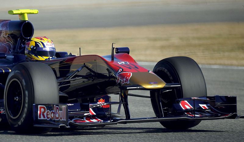 Jaime Alguersuari recorre la pista durante los entrenamientos. De la Rosa también ha rodado y ha sido segundo tras Alonso