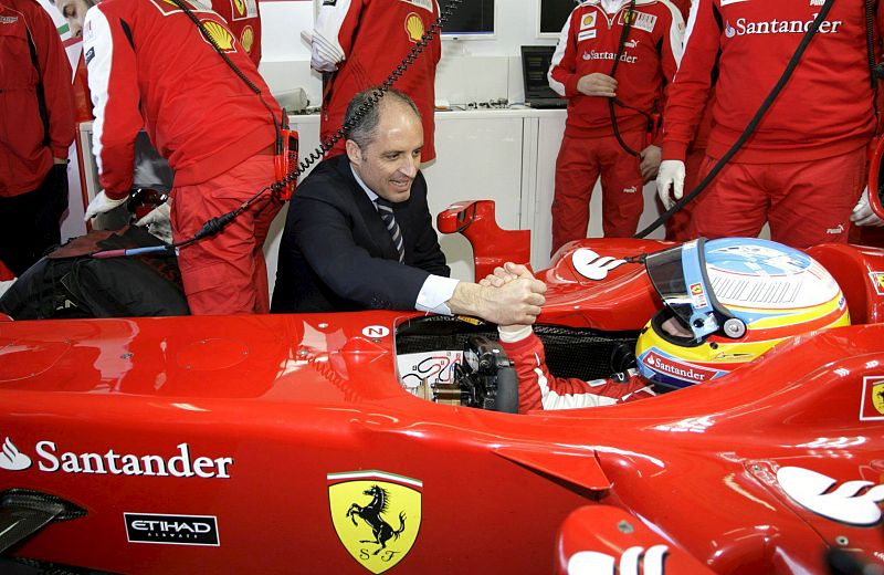 El President de la Generalitat, Francisco Camps (i), saluda al piloto de Ferrari Fernando Alonso