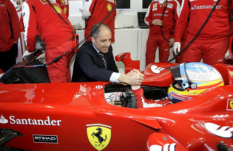 El President de la Generalitat, Francisco Camps (i), saluda al piloto de Ferrari Fernando Alonso