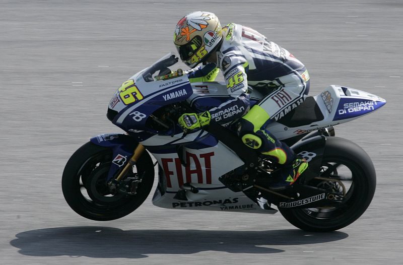 Rossi al paso de curva en los entrenamientos de Sepang.