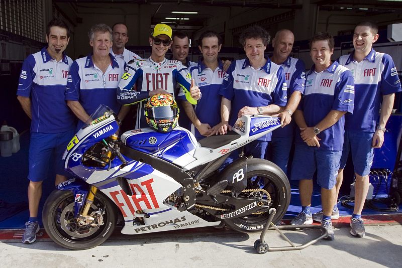 VALENTINO ROSSI PRESENTA LA NUEVA MOTO YAMAHA PARA LA TEMPORADA 2010