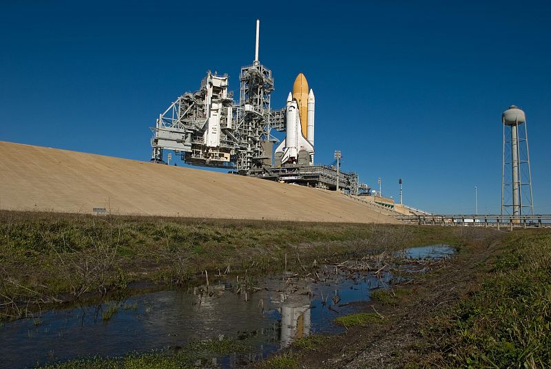 El transbordador Endeavour en las instalaciones del Centro Espacial Kennedy en Cabo Cañaveral, Florida