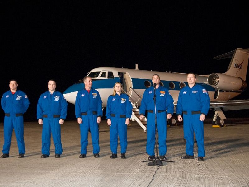 La tripulación llega para el lanzamiento del Endeavour