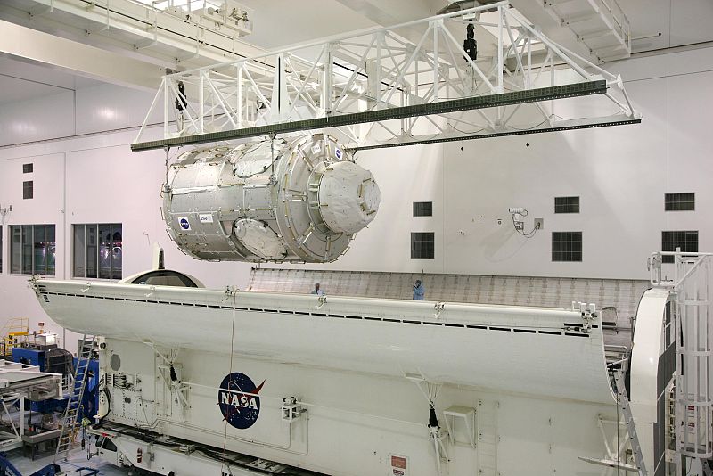 Tranquility con la Cúpula en primer plano a punto de ser cargados en el contenedor en el que fueron transportados para su instalación en la bodega del Endeavour