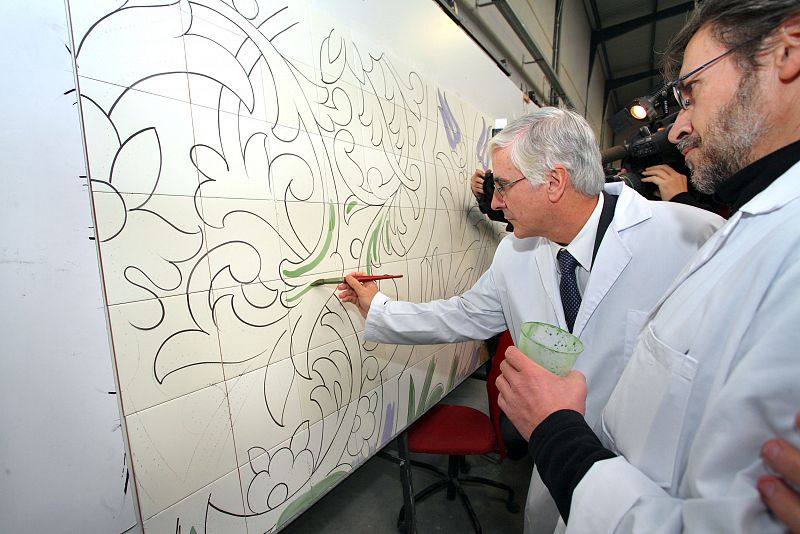 El presidente de Castilla-La Mancha, José María Barreda, visitó el mural y quiso dejar su impronta en el proyecto.