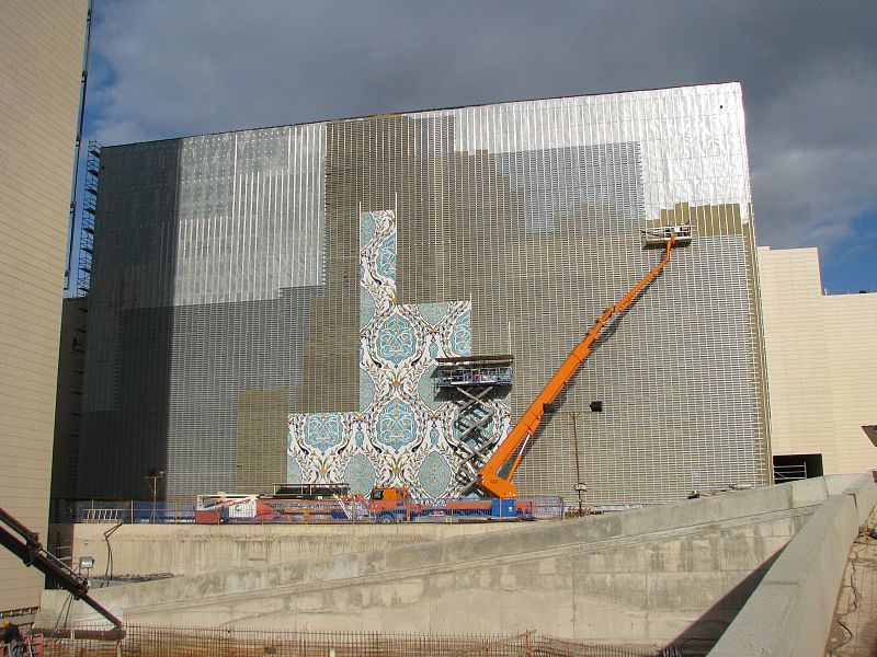 A finales del mes de enero los azulejos comenzaron a instalarse en la fachada del centro de convenciones de Orán.