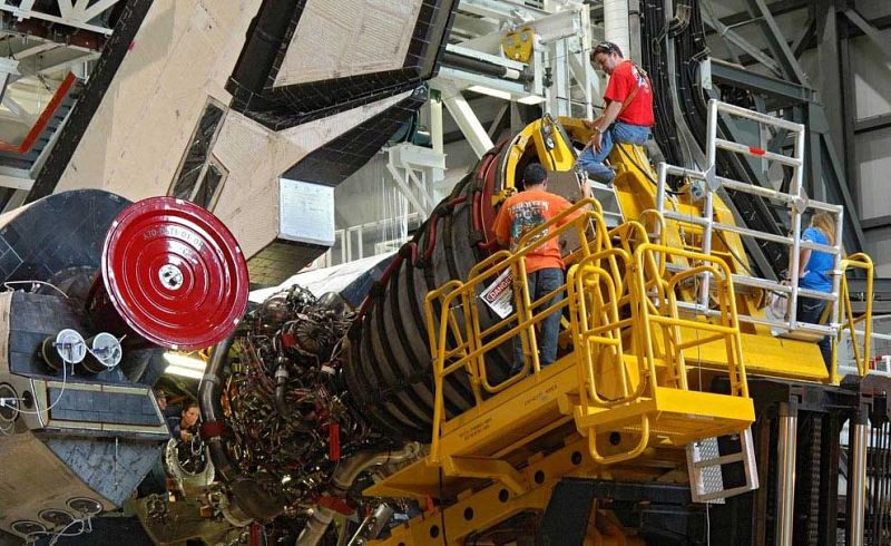 Instalación de un motor en uno de los transbordadores