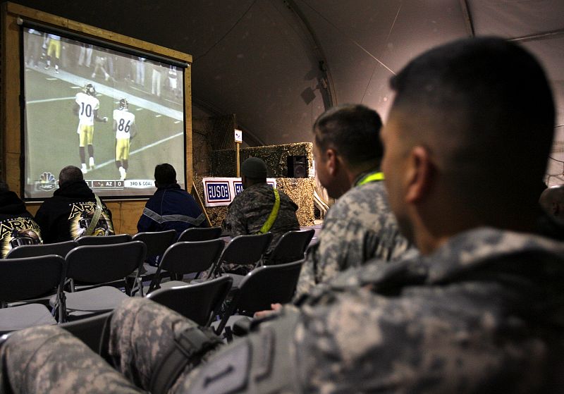 Ni los marines americanos de Kabul se perderan la fiesta de la Super Bowl.