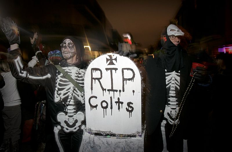 Aficionados de los New Orleans Saints le dedican un mensaje a los Indianápolis Colts.