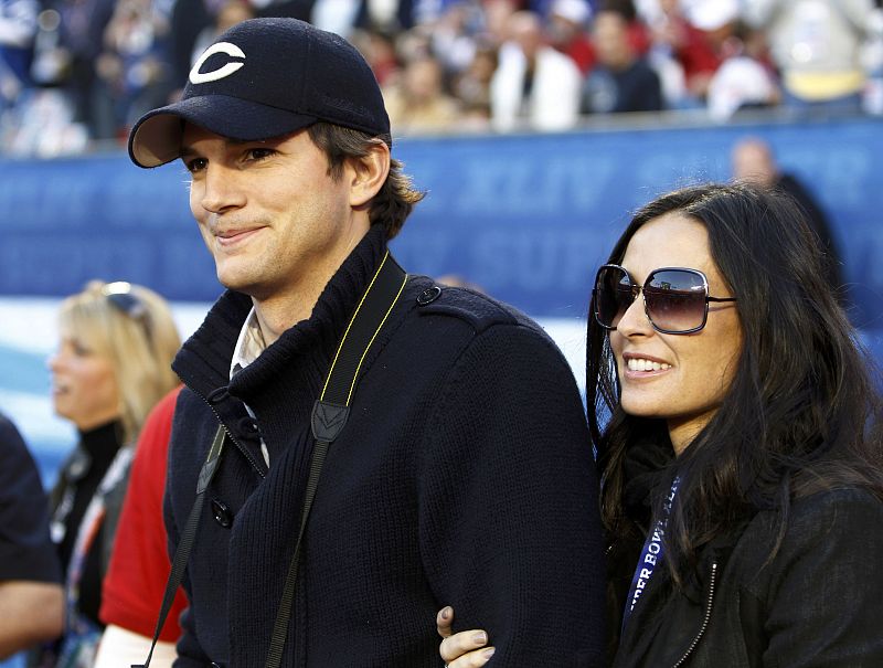 El actor Ashton Kutcher y su esposa Demi Moore asisten al partido