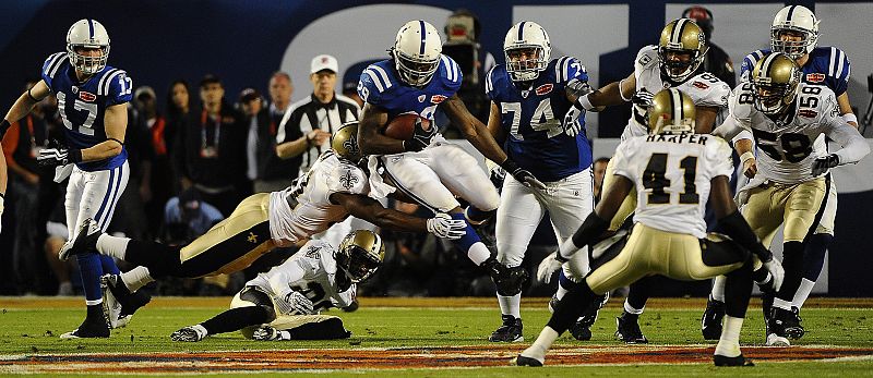 El corredor de los Potros de Indianápolis Joseph Addai (c) intenta sobrepasar la defensa de los Santos de Nueva Orleans