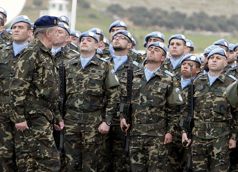 El rey Juan Carlos pasa revista a las tropas antes del desfile de los cascos azules allí desplazados.