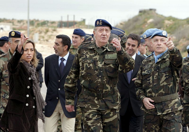 El rey Juan Carlos, acompañado por la ministra de Defensa, Carme Chacón, durante su visita a la base española.