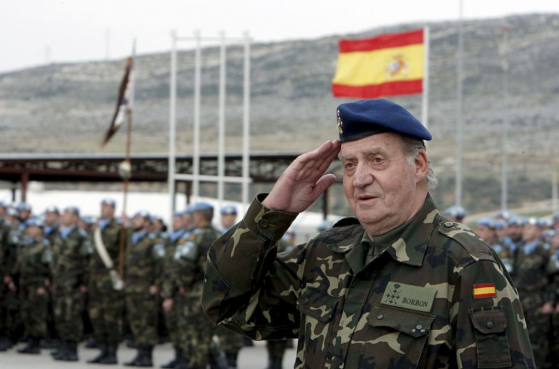 El rey Juan Carlos preside el desfile de los cascos azules allí desplazados.