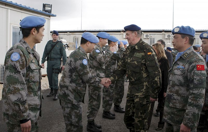 El rey Juan Carlos saluda a los militares chinos que operan en la base española Miguel de Cervantes en Marjayún.