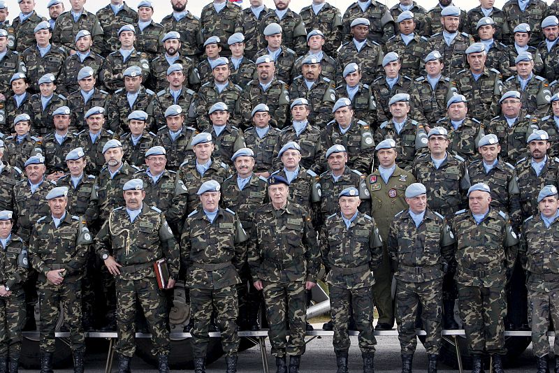 El rey Juan Carlos posa con los cascos azules desplazados a la base española Miguel de Cervantes en Marjayún, en el sur de Líbano.
