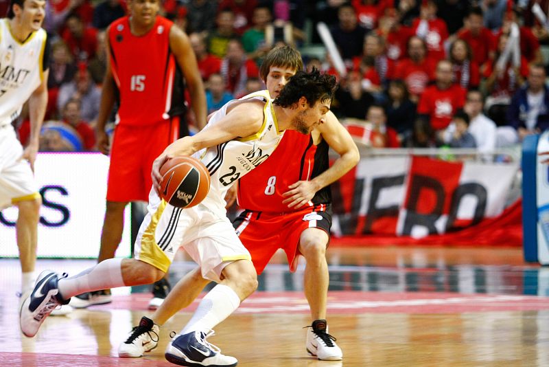 El escolta del Real Madrid, Sergio Llull, es uno de los favoritos de los aficionados blancos. El menorquín se ha ganado un papel importante en el equipo de Messina gracias a su visión de juego y su intensidad defensiva.