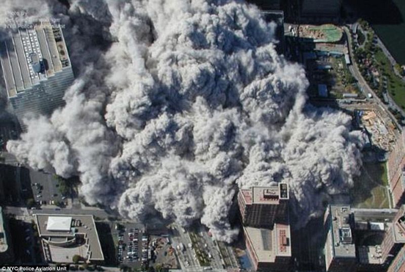 La caída de la segunda torre hace que los escombros y el polvo inunden la parte baja de Manhattan.