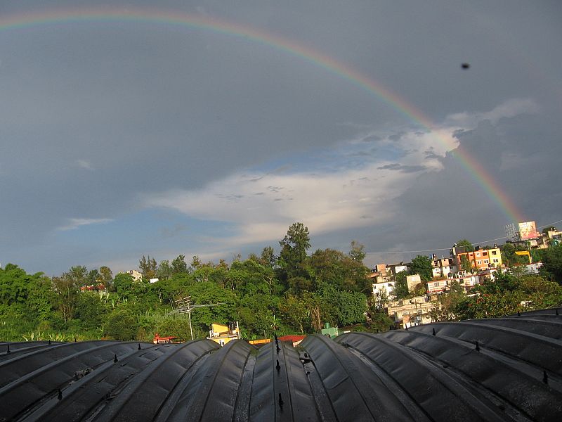 La distancia me hace imposible estar cerca del hombre que amo, pero que él sepa que, caminaria sobre el arcoiris para entregarle mi corazón,