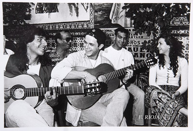 La cantaora, junto a Alejandro Sanz, poco después de firmar su primer contrato