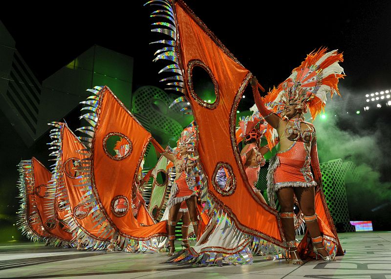 Con este colorido actúan los componentes de las comparsas del carnaval de Las Palmas.
