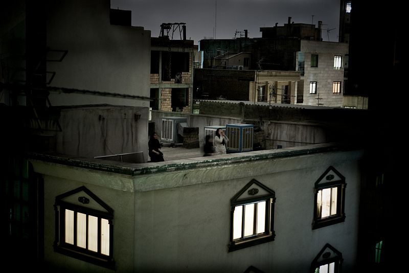 Pietro Masturzo, an Italian freelance photographer, has won the World Press Photo of the Year 2009 award with this picture of women shouting in protest from a rooftop in Tehran