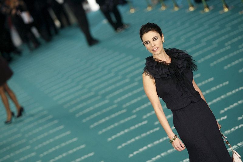 Verdú, que posa en la alfombra verde, ha elegido joyas de Bulgari.