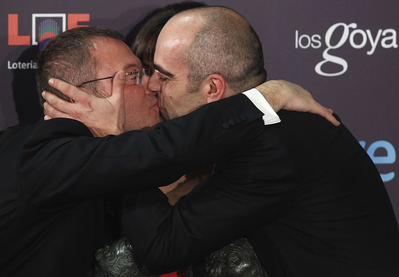 Luis Tosar y Daniel Monzón se besan al finalizar la Gala