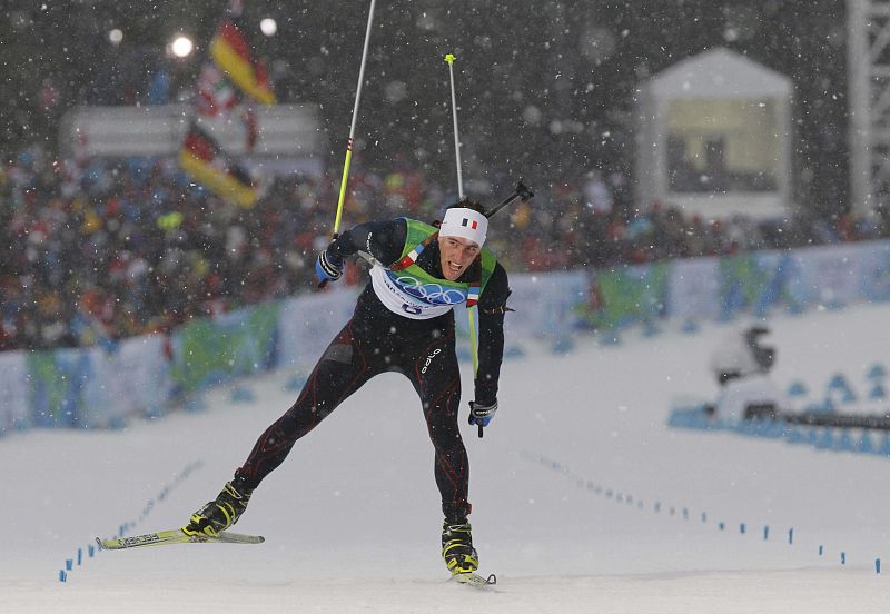 Vincent Jay cruzando la línea de meta en primer lugar en los 10 km de biatlón.