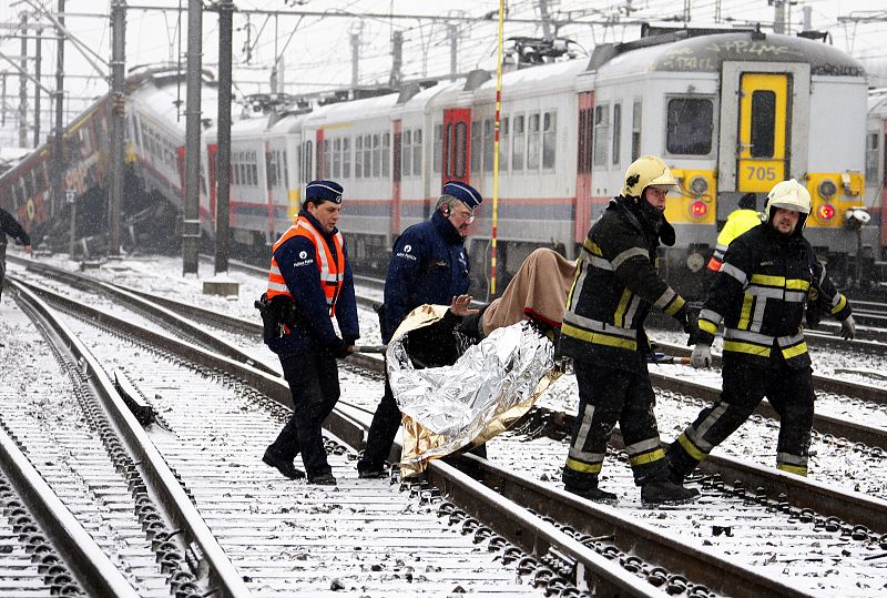 Trabajadores de emergencias llevan en camilla a una víctima del accidente.