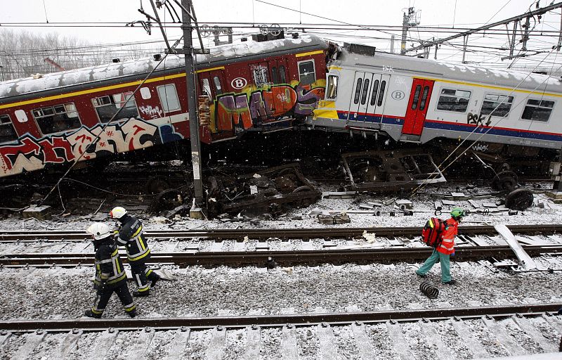 Trabajadores de emergencia, realizando las tareas de rescate en el lugar del accidente.