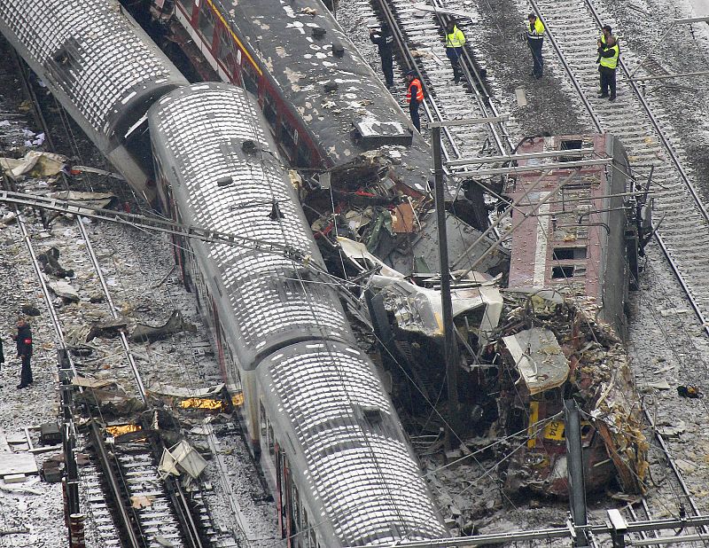 Los dos trenes han quedado prácticamente destrozados.