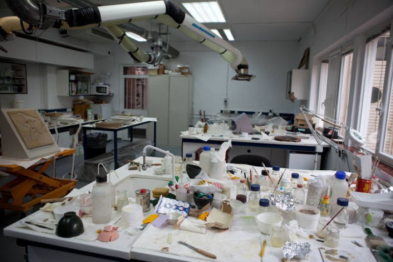 El laboratorio parece un estudio de pintura y escultura. Con la radio haciendo compañía y un ambiente muy alegre ambas expertas están rodeadas de pinceles, brochas, martillos, espátulas, moldes de látex, disolventes, resinas, fósiles originales, répl