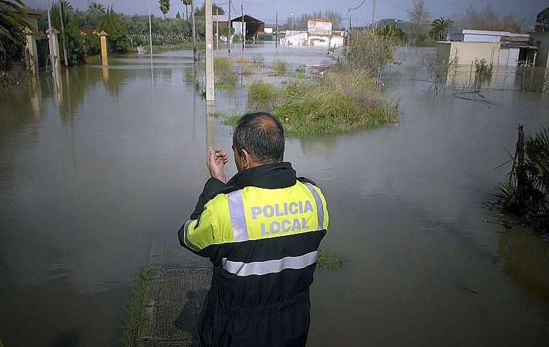 CRECIDA GUADALETE OBLIGA A DESALOJAR A CINCO FAMILIAS EN LA ZONA RURAL JEREZ