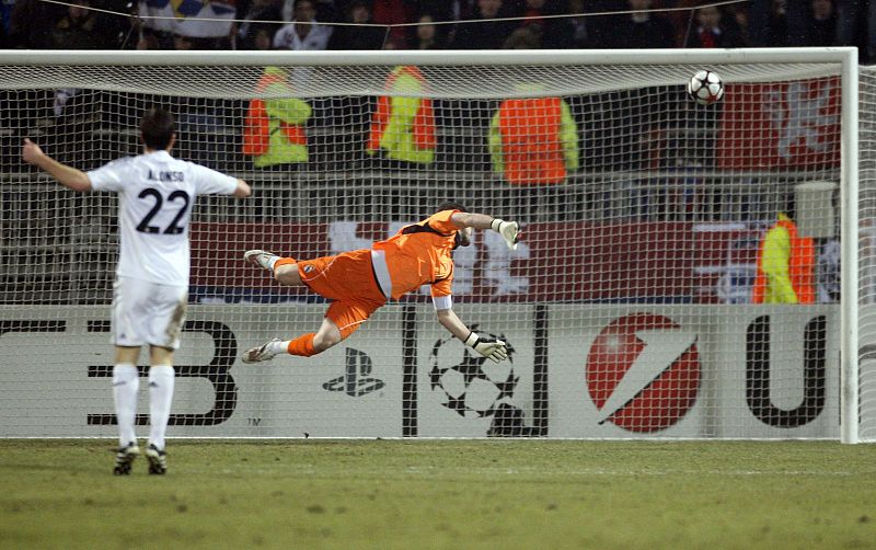 Casillas no puede hacer nada para detener el golazo de Makoun.