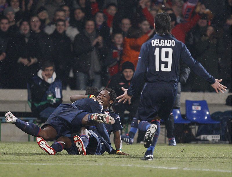 El jugador del Olympique de Lyon Jean ll Makoun celebra su gol ante el Real Madrid con sus compañeros de equipo.