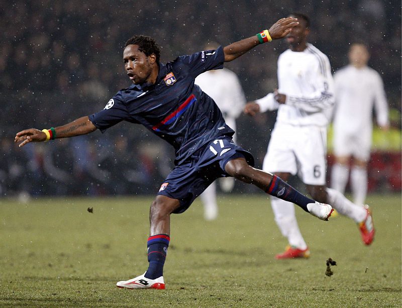 El jugador del Olympique de Lyon Jean ll Makoun anota un gol ante el Real Madrid.