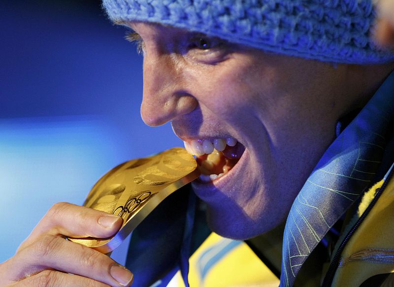 El sueco Bjorn Ferry mordiendo su medalla de oro de los 12,5 km persecución en Biatlón.