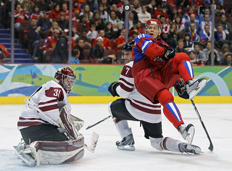 Espectacular imagen durante un partido de Hockey entre Rusia y Letonia.