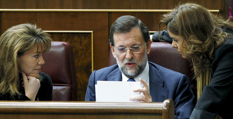 Rajoy repasa su intervención antes de que empiece el pleno monográfico sobre economía.