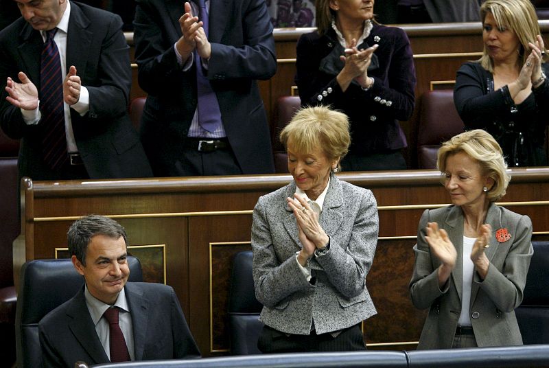 Las vicepresidentas del Gobierno, María Teresa Fernández de la Vega, en el centro, y Elena Salgado, aplauden al presidente Zapatero