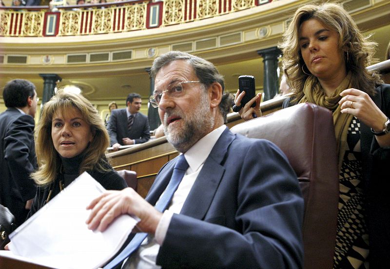 El presidente del PP, Mariano Rajoy, junto a la portavoz Soraya Sáenz de Santamaría, a la derecha, y la secretaria general del PP, María Dolres de Cospedal.