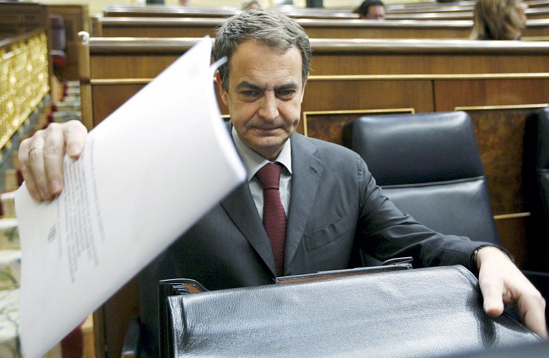 El presidente del Gobierno, José Luis Rodríguez Zapatero, llega al Congreso para explicar sus medidas contra la crisis.