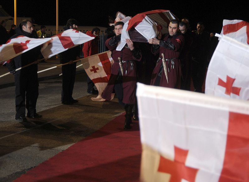 Los guardias de honor georgianos trasladan el ataud Nodar Kumaritashvili, el piloto de luge fallecido en un entrenamiento en Vancouver.