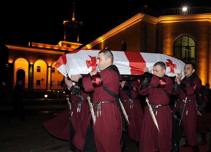 El cuerpo de Kumaritashvili ha sido trasladado con honores desde el aeropuerto.